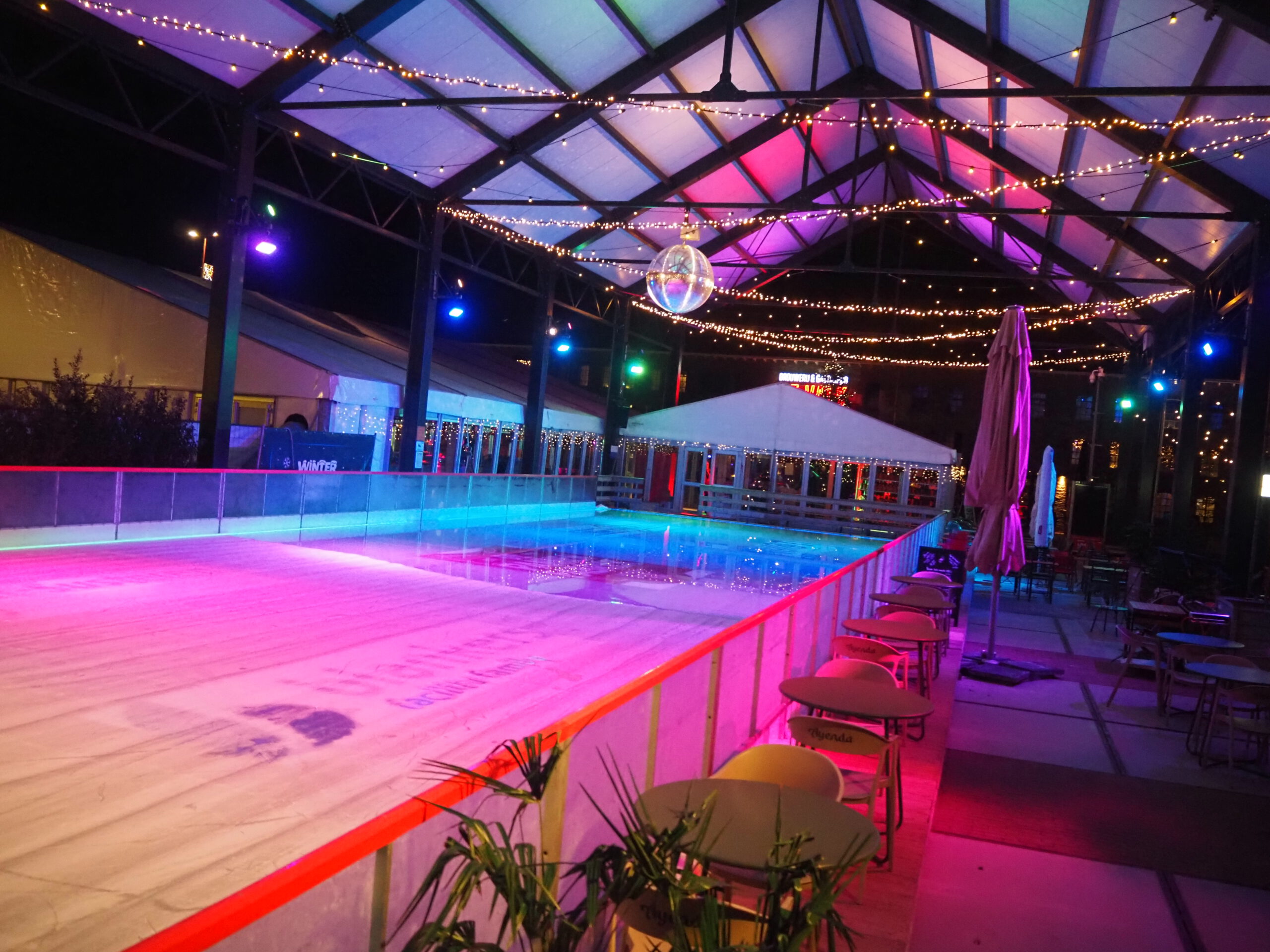 De overdekte schaatsbaan van WinterWonderLand Ech in sfeervolle verlichting
