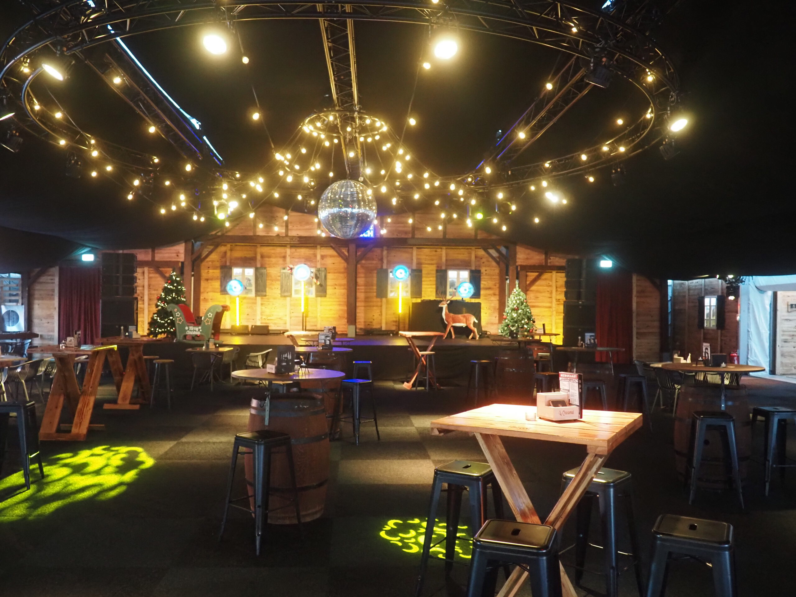 Het winterpaviljoen met warme lichtjes en gezellige zitplaatsen